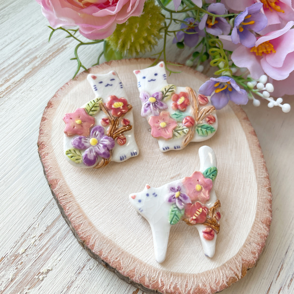猫 令和のお花 レリーフ陶器ブローチ/桜 菫 梅 ねこ 2枚目の画像