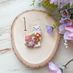 猫 令和のお花 レリーフ陶器ブローチ/桜 菫 梅 ねこ 4枚目の画像