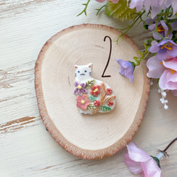 猫 令和のお花 レリーフ陶器ブローチ/桜 菫 梅 ねこ 5枚目の画像