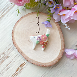 猫 令和のお花 レリーフ陶器ブローチ/桜 菫 梅 ねこ 6枚目の画像