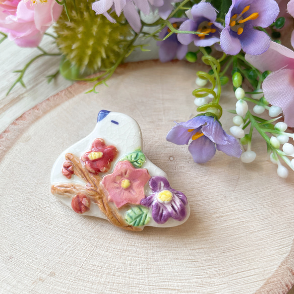 鳥さん 令和のお花 レリーフ陶器ブローチ/桜 菫 梅 とり 2枚目の画像