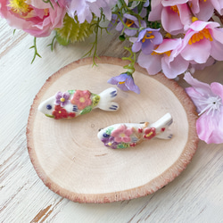 お魚 令和のお花 レリーフ陶器ブローチ/桜 菫 梅 さかな 1枚目の画像