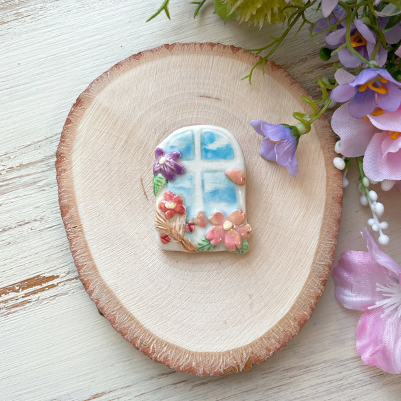 窓 令和のお花 レリーフ陶器ブローチ/桜 菫 梅 風景 空 1枚目の画像