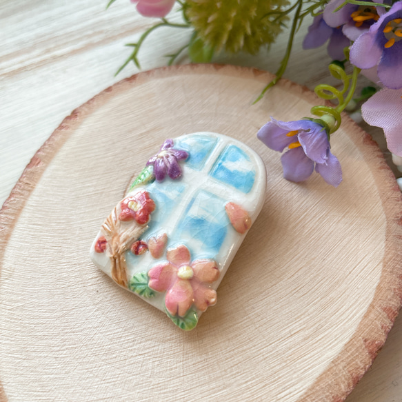 窓 令和のお花 レリーフ陶器ブローチ/桜 菫 梅 風景 空 3枚目の画像