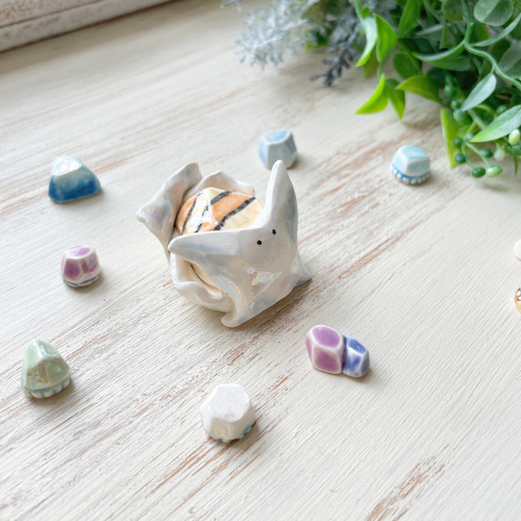 陶器の鉱石ウミウシちゃん ベニヤカタガイ/ 陶磁器 置物 デスク ペーパーウェイト 海の宝石 2枚目の画像
