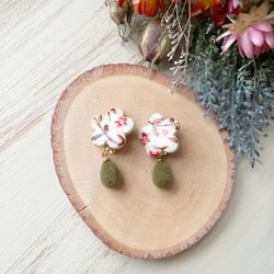 ベロアビーズと陶器のお花金彩イヤリング/陶器製 耳飾り 2枚目の画像