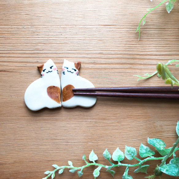茶白猫のカップル箸置き ハート模様【2個セット】 1枚目の画像
