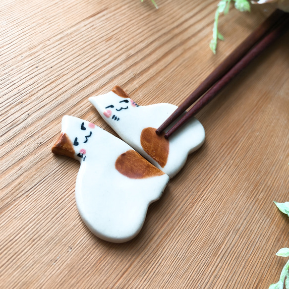 茶白猫のカップル箸置き ハート模様【2個セット】 2枚目の画像