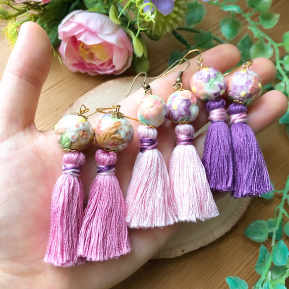 令和のお花 陶ビーズピアス 菫色・梅色・桜色タッセル/陶器製 桜 梅 菫 1枚目の画像