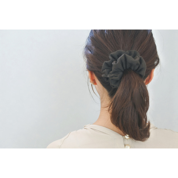 リネンのシュシュ...焦げ茶＊ゴム穴付き 2枚目の画像