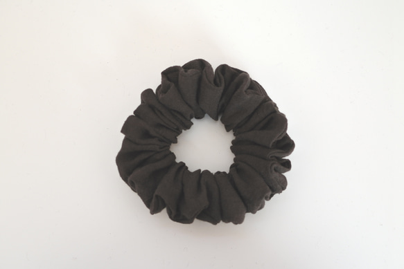 リネンのシュシュ...焦げ茶＊ゴム穴付き 1枚目の画像