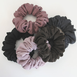 リネンのシュシュ...焦げ茶＊ゴム穴付き 6枚目の画像