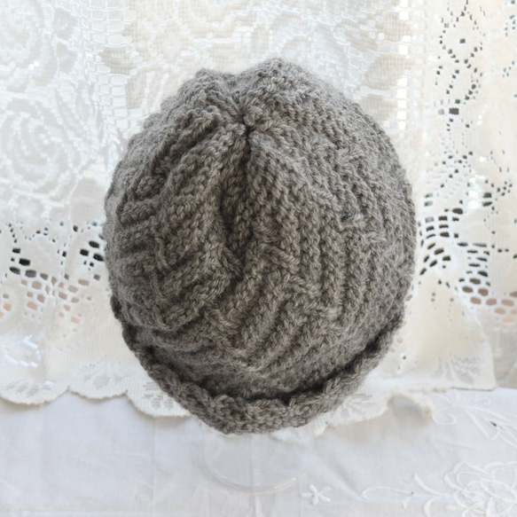毛１００％　ななめ編みのニット帽子　（濃いグレー・模様入り） 2枚目の画像