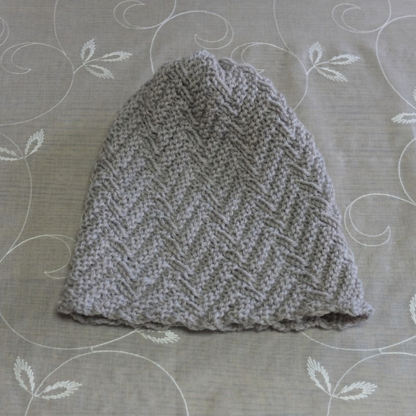 毛１００％　ななめ編みのニット帽子　（濃いグレー・模様入り） 3枚目の画像