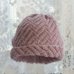 毛１００％　ななめ編みのニット帽子　（ピンク色・模様入り）在庫限り再販なし 1枚目の画像