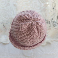 毛１００％　ななめ編みのニット帽子　（ピンク色・模様入り）在庫限り再販なし 2枚目の画像