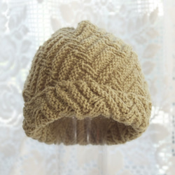 毛１００％　ななめ編みのニット帽子　（抹茶色・模様入り） 1枚目の画像