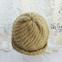 毛１００％　ななめ編みのニット帽子　（抹茶色・模様入り） 2枚目の画像