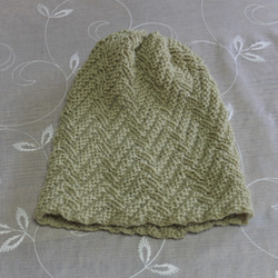 毛１００％　ななめ編みのニット帽子　（抹茶色・模様入り） 3枚目の画像