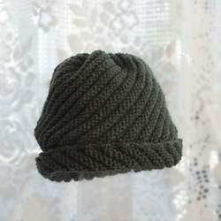 毛１００％　ななめ編みのニット帽子　（モスグリーン色） 1枚目の画像