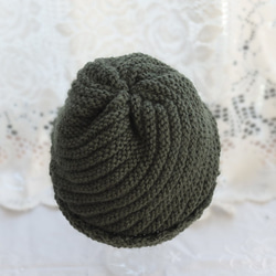 毛１００％　ななめ編みのニット帽子　（モスグリーン色） 2枚目の画像
