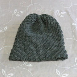 毛１００％　ななめ編みのニット帽子　（モスグリーン色） 3枚目の画像