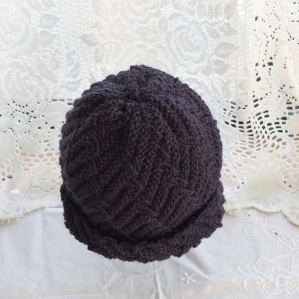 毛１００％　ななめ編みのニット帽子　（紺色・模様入り） 2枚目の画像