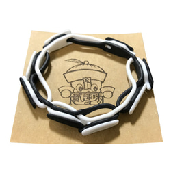 《戲手環》黑白款【矽膠材質】(商品價格含台灣國內運費) 第2張的照片