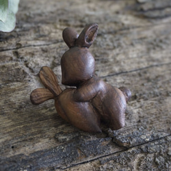 兔子抱蘿蔔胸針  (胡桃木) - 木彫り woodcarving 古鳴木刻工作室 第2張的照片