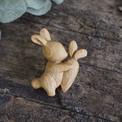 兔子抱蘿蔔胸針 (越檜) - 木彫り woodcarving 古鳴木刻工作室 第1張的照片