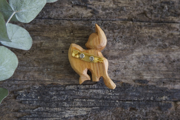 貓咪抱小魚胸針 (越檜) - 木彫り woodcarving 古鳴木刻工作室 第2張的照片