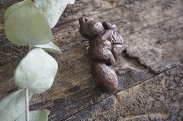 松鼠抱橡果胸針 (胡桃木) - 木彫り woodcarving 古鳴木刻工作室 第4張的照片