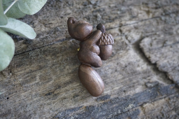 松鼠抱橡果胸針 (胡桃木)リス ゴムの実  ブローチ平滑 - 木彫り woodcarving 古鳴木刻工作室 2枚目の画像