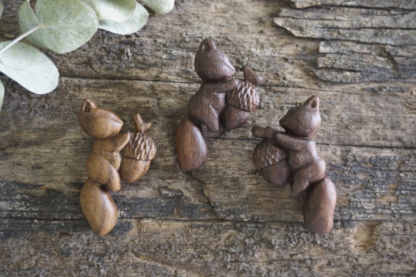 松鼠抱橡果胸針 (胡桃木)リス ゴムの実  ブローチ平滑 - 木彫り woodcarving 古鳴木刻工作室 5枚目の画像