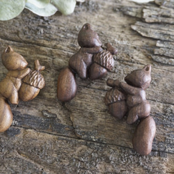 松鼠抱橡果胸針 (胡桃木)リス ゴムの実  ブローチ平滑 - 木彫り woodcarving 古鳴木刻工作室 6枚目の画像