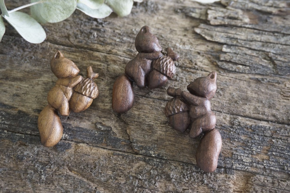 松鼠抱橡果胸針 (胡桃木)リス ゴムの実  ブローチ平滑 - 木彫り woodcarving 古鳴木刻工作室 6枚目の画像