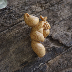 松鼠抱橡果胸針 (越檜) - 木彫り woodcarving 古鳴木刻工作室 第2張的照片