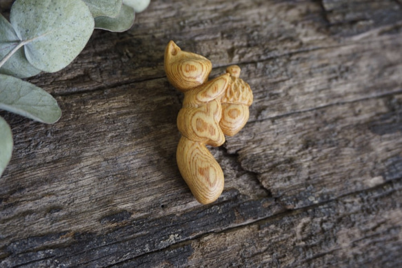 松鼠抱橡果胸針 (越檜) - 木彫り woodcarving 古鳴木刻工作室 第4張的照片