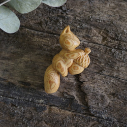 松鼠抱橡果胸針 (越檜) - 木彫り woodcarving 古鳴木刻工作室 第6張的照片