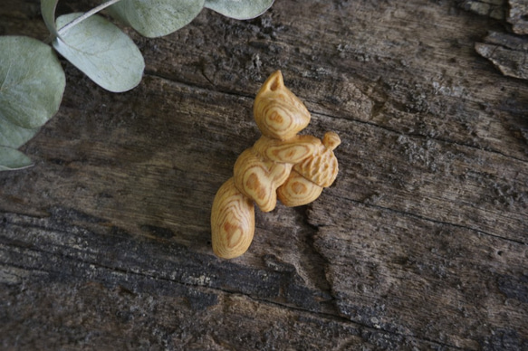 松鼠抱橡果胸針 (越檜) - 木彫り woodcarving 古鳴木刻工作室 第6張的照片