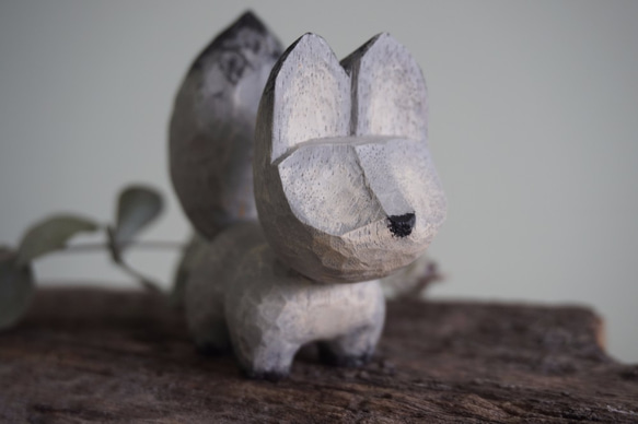 彩繪木彫小狐狸 (樟木。小灰狐) - 木彫り woodcarving 古鳴木刻工作室 第3張的照片