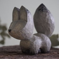 彩繪木彫小狐狸 (樟木。小灰狐) - 木彫り woodcarving 古鳴木刻工作室 第4張的照片