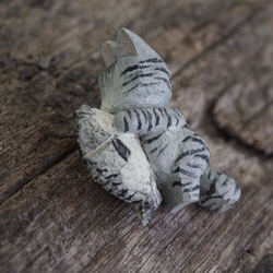 彩繪 木彫貓咪抱小魚 (灰x條紋) 胸針 ブローチ - 木彫り woodcarving 古鳴木刻工作室 第2張的照片