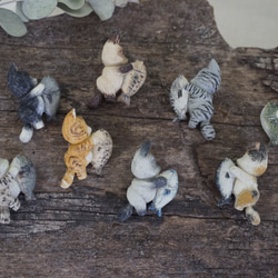 彩繪 木彫貓咪抱小魚 (灰x條紋) 胸針 ブローチ - 木彫り woodcarving 古鳴木刻工作室 第5張的照片