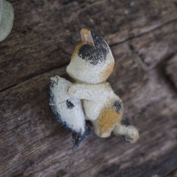 彩繪 木彫貓咪抱小魚 (白x黃x黑) 胸針 ブローチ - 木彫り woodcarving 古鳴木刻工作室 第2張的照片