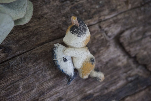 彩繪 木彫貓咪抱小魚 (白x黃x黑) 胸針 ブローチ - 木彫り woodcarving 古鳴木刻工作室 第2張的照片