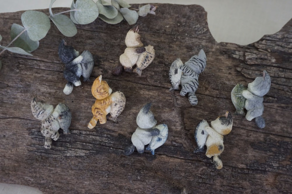 彩繪 木彫貓咪抱小魚 胸針 ブローチ - 木彫り woodcarving 古鳴木刻工作室 5枚目の画像