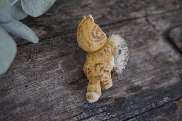 彩繪 木彫貓咪抱小魚 (橘x虎斑) 胸針 ブローチ - 木彫り woodcarving 古鳴木刻工作室 第4張的照片