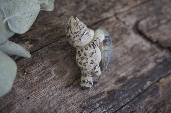 彩繪 木彫貓咪抱小魚 (灰豹貓) 胸針 ブローチ - 木彫り woodcarving 古鳴木刻工作室 第4張的照片