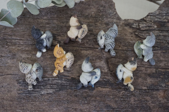 彩繪 木彫貓咪抱小魚 (灰x白) 胸針 ブローチ - 木彫り woodcarving 古鳴木刻工作室 第6張的照片